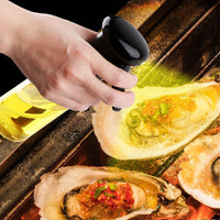 Deze Suction Kitchen Oil Bottle is een handige en stijlvolle manier om frituurolie te doseren terwijl je maaltijden bereidt.